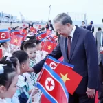 北朝鮮の子どもたちに出迎えられるトー・ラム書記長