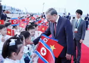 北朝鮮の子どもたちに出迎えられるトー・ラム書記長