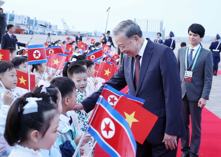 北朝鮮の子どもたちに出迎えられるトー・ラム書記長
