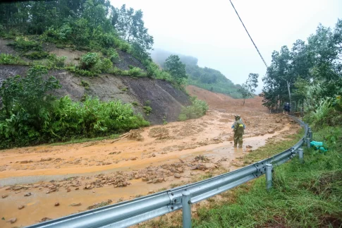 フエの大雨による土砂崩れ現場