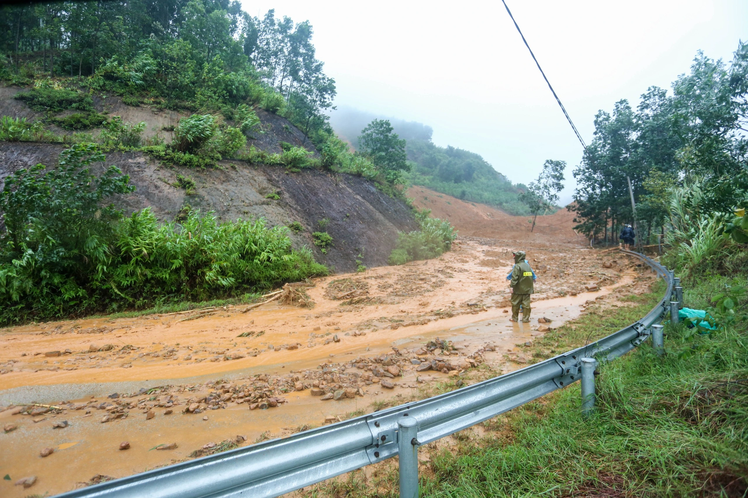 フエの大雨による土砂崩れ現場