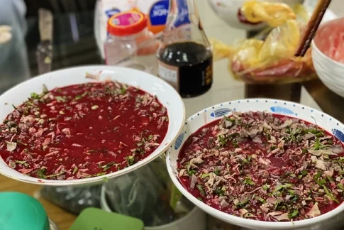 ベトナム北部の伝統料理ティエットカイン（生血のプディング）