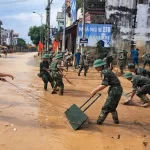 ラオカイ省で道路の汚泥除去をする軍の部隊