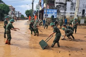ラオカイ省で道路の汚泥除去をする軍の部隊