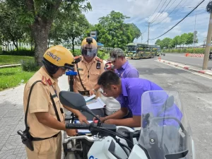 交通違反処分を受けるドライバー