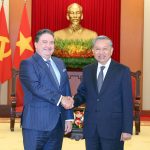 ベトナムのトー・ラム書記長とマーク・ナッパー駐ベトナム米国大使