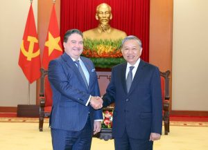 ベトナムのトー・ラム書記長とマーク・ナッパー駐ベトナム米国大使