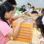 台風被害へ募金するサイゴンの子どもたち