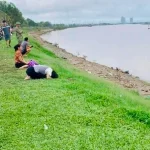 親子の捜索を見守る人々