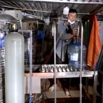 偽造ミネラルウォーターの製造現場