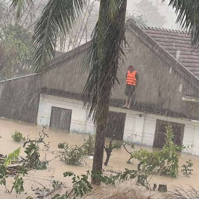 屋根に上って救助を待つ市民