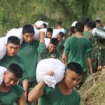 土嚢を運ぶ兵士たち