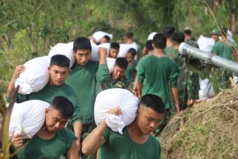 土嚢を運ぶ兵士たち