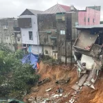 地滑りで崩落しそうな家屋