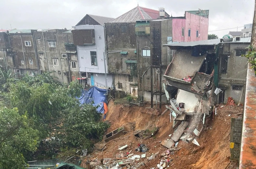 地滑りで崩落しそうな家屋