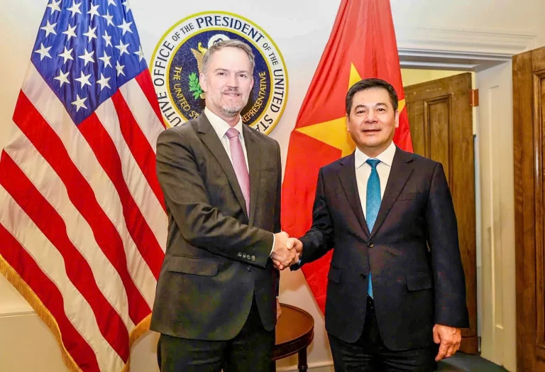 米国通商代表部（USTR）のジェイミソン・グリア代表とベトナムのグエン・ホン・ジエン商工大臣