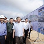 ロンタイン空港を視察するトー・ラム書記長