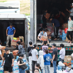 救援物資の仕分け作業を手伝うボランティアたち