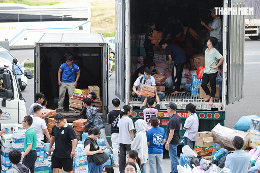 救援物資の仕分け作業を手伝うボランティアたち