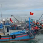 台風に備えて非難するカインホア省の漁船