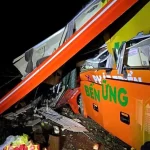 土砂崩れによって押しつぶされた長距離バス