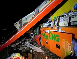 土砂崩れによって押しつぶされた長距離バス