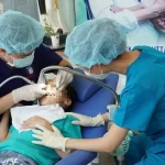 ホーチミン市内の歯科で治療を受ける患者