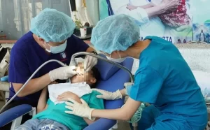 ホーチミン市内の歯科で治療を受ける患者