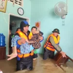 浸水した家屋からお年寄りを救助する救助隊