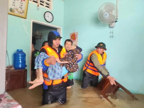 浸水した家屋からお年寄りを救助する救助隊