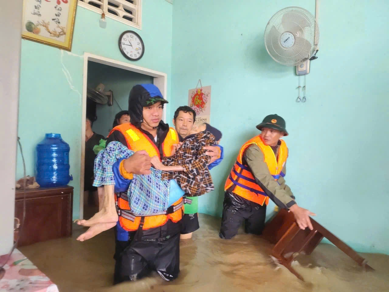 浸水した家屋からお年寄りを救助する救助隊