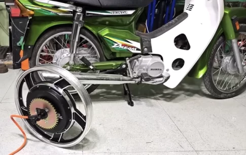 前輪にモーターを取り付けてバイクをハイブリッド化する