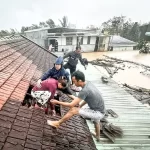 洪水により屋根に避難する市民(ザーライ省)