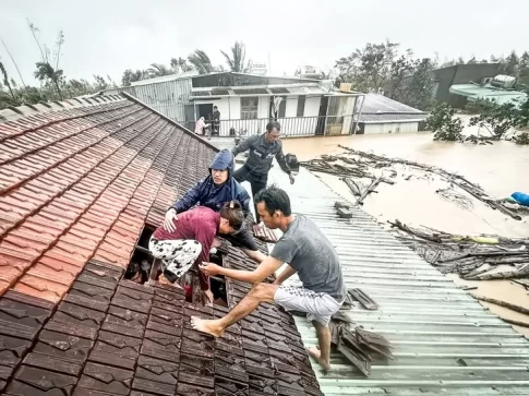 洪水により屋根に避難する市民（ザーライ省）