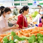 スーパーマーケットで買い物するベトナム人親子