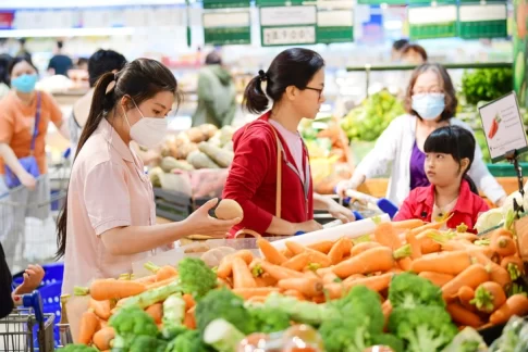 スーパーマーケットで買い物するベトナム人親子