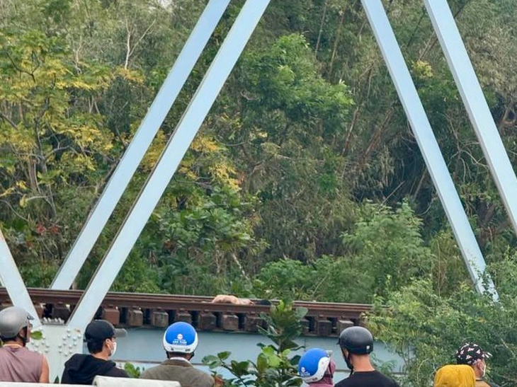 女性が列車にひかれた現場