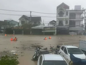 浸水したクイニョン市内の様子