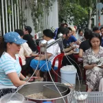 ボランティアに無料で場印鑑を提供するトゥイさん