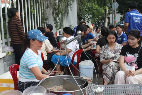 ボランティアに無料で場印鑑を提供するトゥイさん