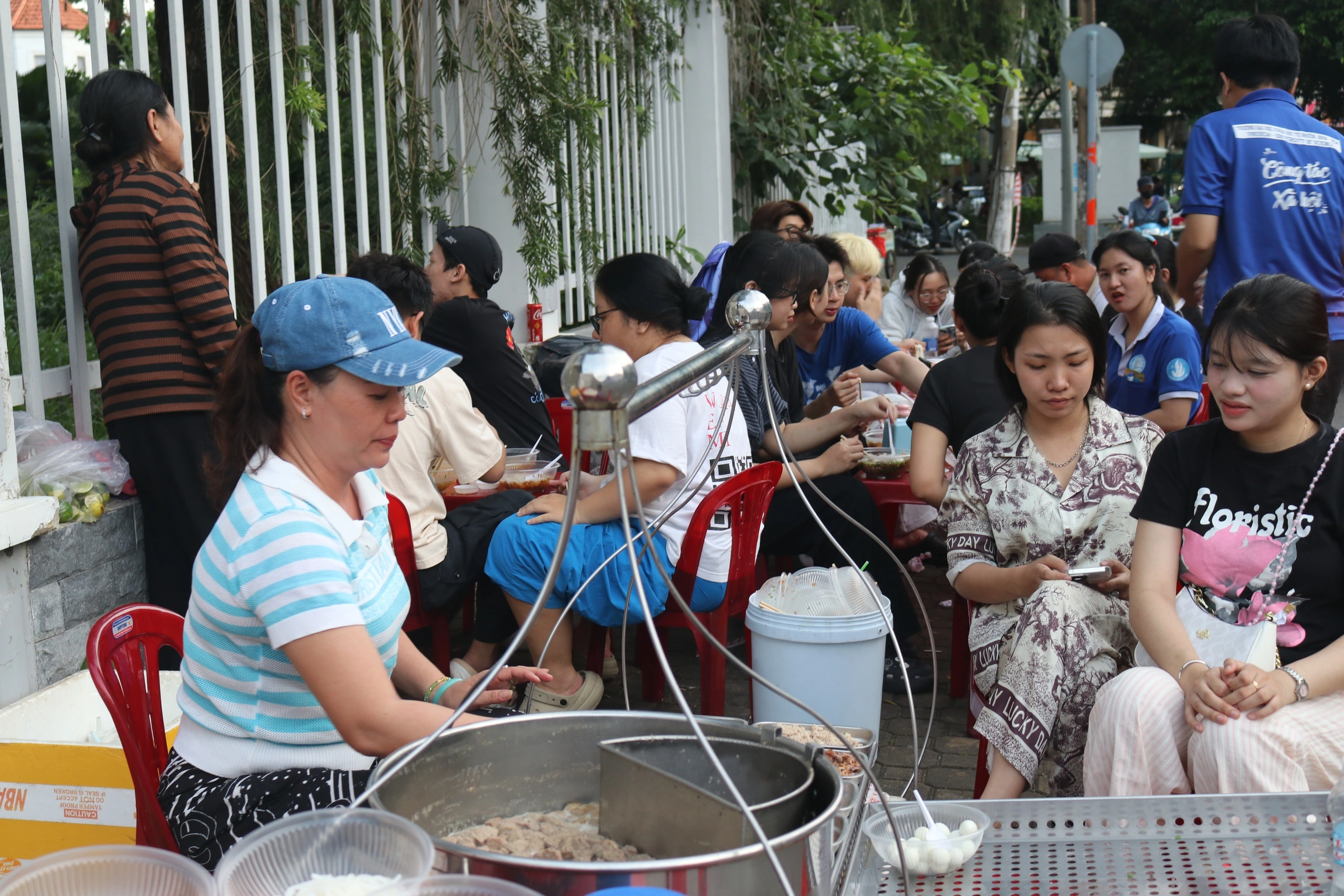 ボランティアに無料で場印鑑を提供するトゥイさん