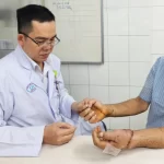 両手の接合手術を受けた患者