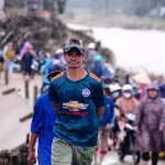 救援物資の列に並ぶ人々