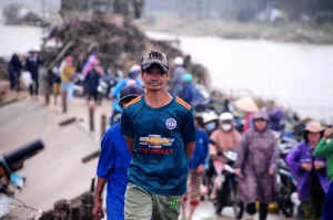 救援物資の列に並ぶ人々