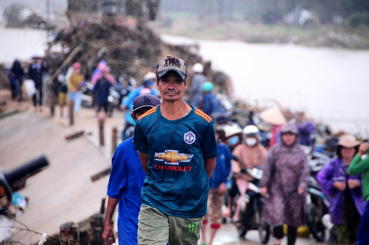 救援物資の列に並ぶ人々