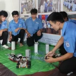 ラジコン制御を実習する学生たち