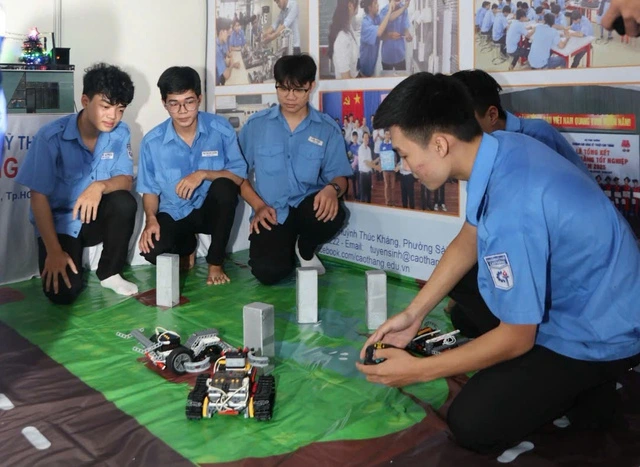 ラジコン制御を実習する学生たち