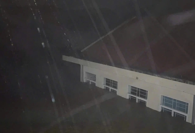 2階まで浸水したダクラク省フーモー村人民評議会庁舎