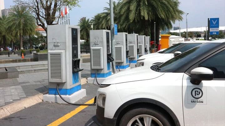 充電スタンドで充電するベトナムのEV