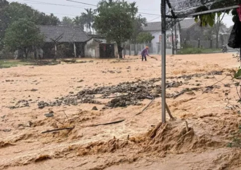 大雨により浸水したフエ市